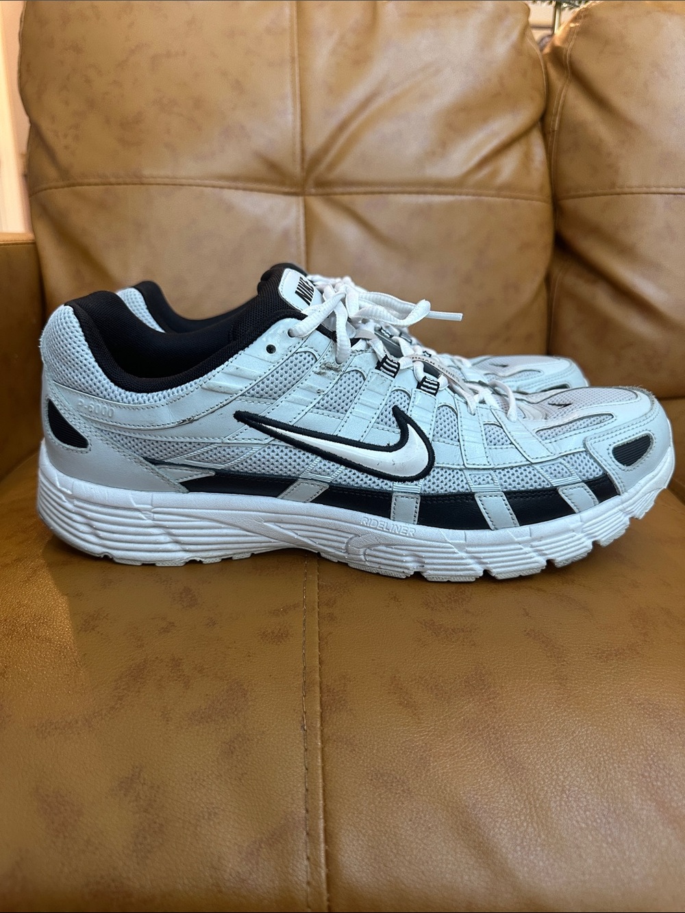 Nike Men’s White and Black Athletic Sneakers - Picture 3 of 3